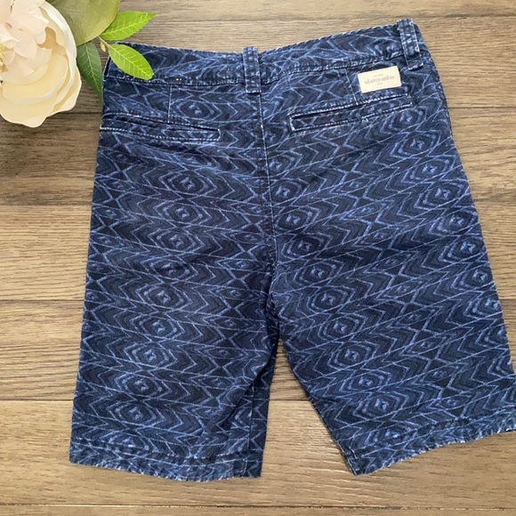 Size 14 Abercrombie boys front flat shorts - Picture 2 of 4